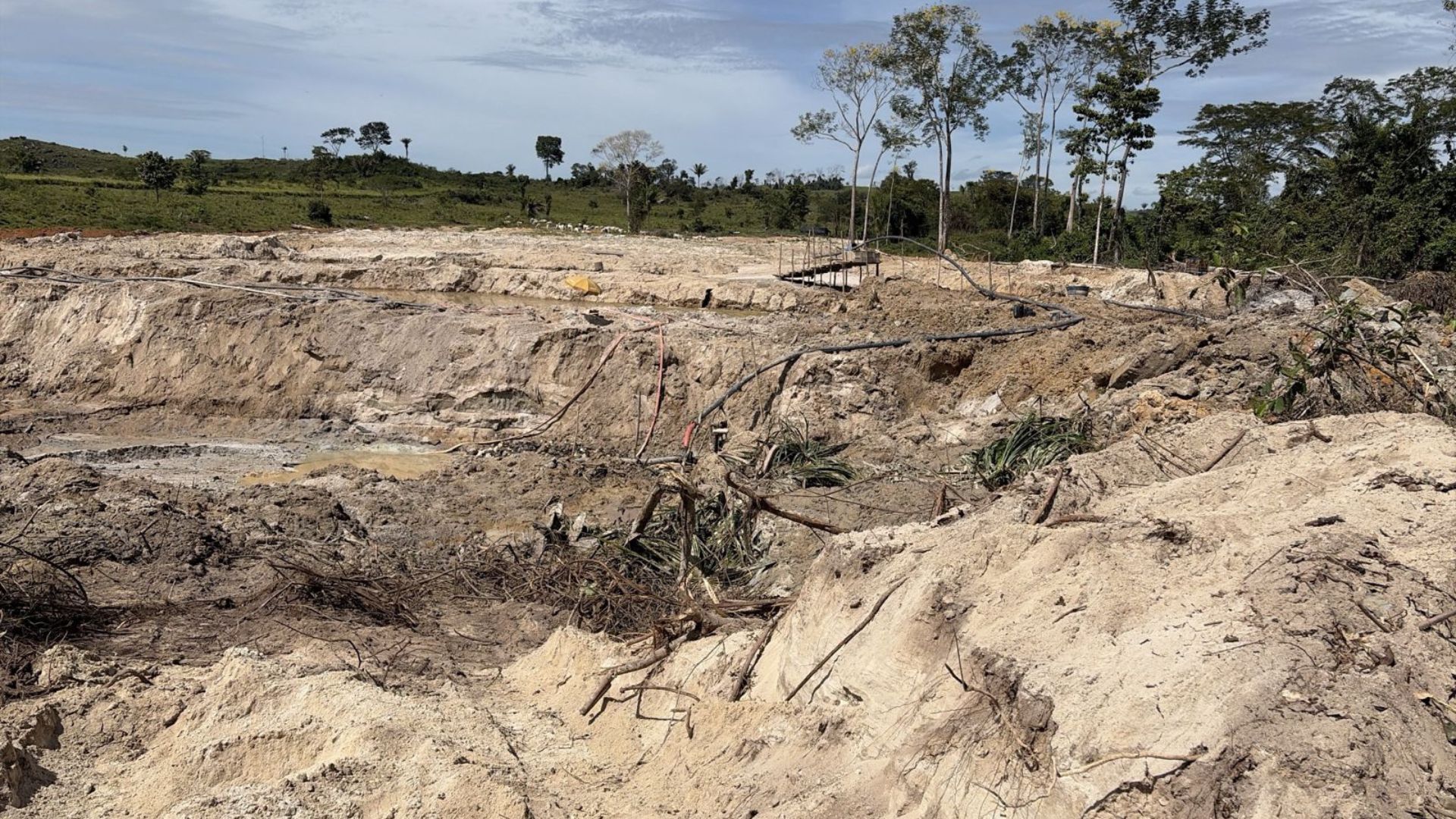 Condutor flagrado cometendo crime ambiental danifica maquinário para impedir remoção