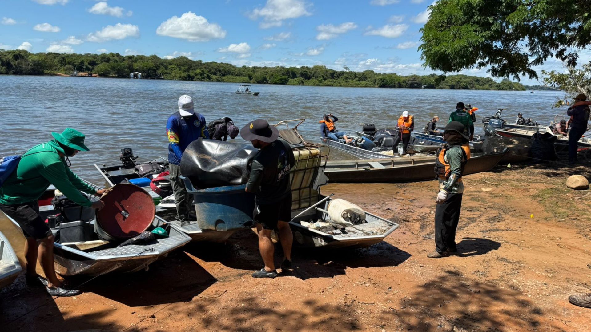 Seis caminhões com lixo são retirados durante mutirão de limpeza no Rio Teles Pires, em Carlinda