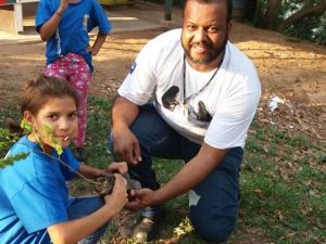 Nosso superintendente de Educação Ambiental, Marcos Antônio Ferreira, com a criançada da Escola Municipal João Ponce Arruda, em Várzea Grande!
